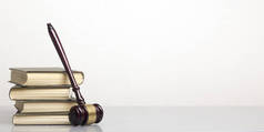 法律概念-公开的法律书籍，有木制法官在审判室或执法办公室的桌子上戴着木槌，与白人背景隔离。文本的复制空间