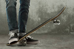 滑板手在街上滑板