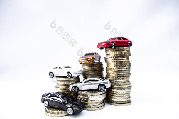 装有金币的玩具汽车不断增长，为汽车贷款节省了资金