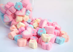 粉红心形棉花糖及其在玻璃瓶中的应用背景研究