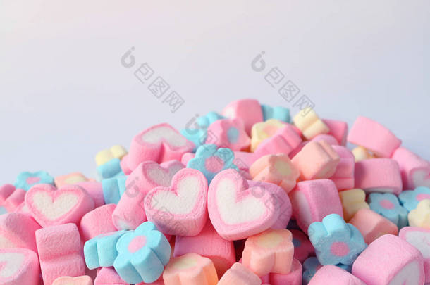 粉红与白心形棉花糖在白花形棉花糖粉堆上的配对及文字与设计空间