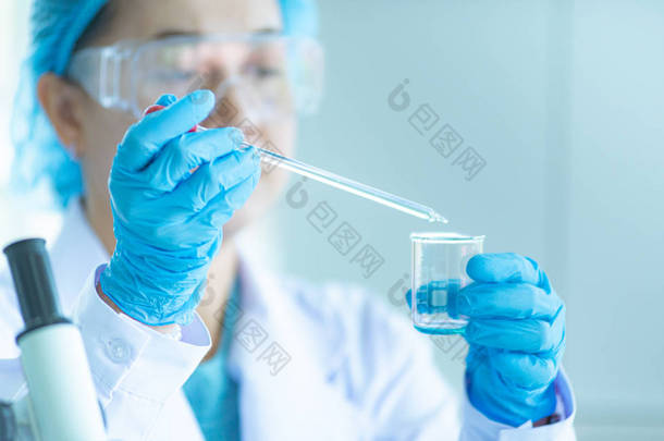 亚洲女科学家、研究员、技术员或学生<strong>使用显微镜</strong>进行研究或实验,<strong>显微镜</strong>是医学、化学或生物实验室的科学设备