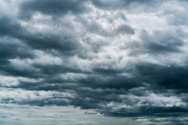 黑暗的天空和乌云。死亡和悲伤概念的背景。灰色的天空和蓬松的白云。雷声和暴风雨的天空悲伤和忧郁的天空。自然背景。死了的抽象背景。云彩景观.