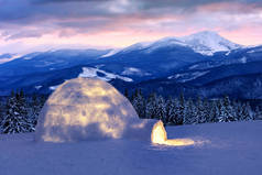 真正的雪屋在冬季的山上
