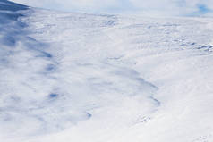 覆盖着积雪的冬季地面，还有小径