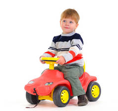 微笑的小男孩玩玩具车