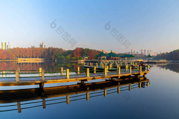 湖北武汉市东湖汀涛风景区晚秋风景