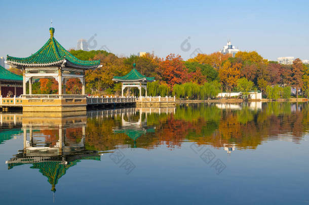 湖北武汉市东湖汀涛风景区晚秋风景