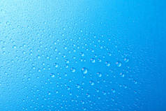 许多水滴在蓝色的背景上. 纹理背景、宏观