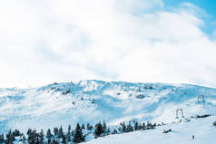 白毛云覆盖松树的雪山风景