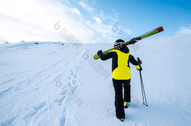 滑雪者站在雪地上滑雪者的<strong>背影</strong>