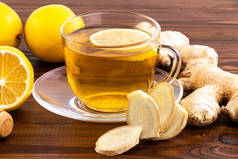 配上柠檬、蜂蜜和生姜根的姜茶杯