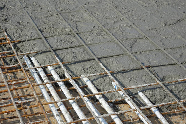 湿混凝土浇注在钢筋上，形成坚固的楼板，称为钢筋混凝土楼板.