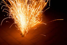 五彩缤纷的焰火用鞭炮、爆竹、烟火和光源照亮了银白色的夜晚，与朋友们一起欢度新年