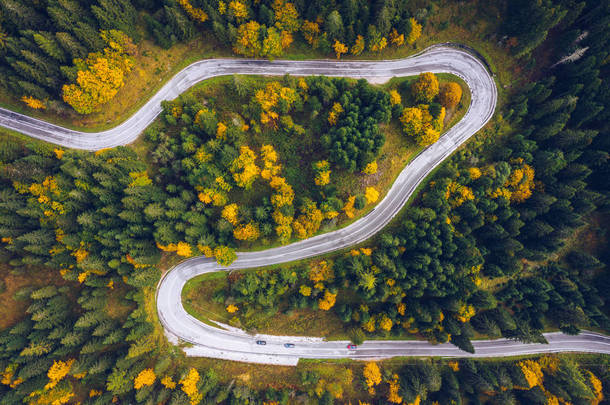 弯弯曲曲的道路在森林里. 公路的空中图像。 Forre