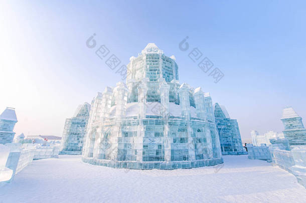 哈尔滨国际冰雪雕节是中国哈尔滨一年一度的冬季节。这是世界上最大的<strong>冰雪节</strong>.