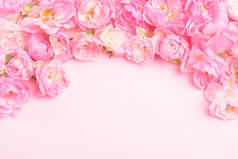 美丽的粉红色玫瑰花朵为背景，带有复制空间，情人节