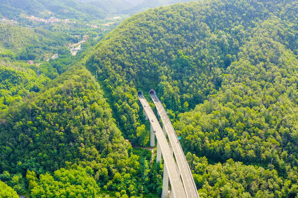 意大利，拉斯皮西亚省，A12 。欧洲E80路线（跨欧洲高速公路或TEM） 。有桥梁和隧道的山区段，空中景观
