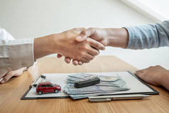 汽车经销店握手，提供有关保险细节和汽车租赁信息的建议，并在签订租赁合同后交付钥匙