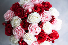 盛开的花朵：灰色背景的红白玫瑰花束.