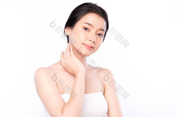 形象美丽的年轻亚洲女人洁净新鲜裸露的皮肤概念。 亚洲女孩美容美发面对<strong>肌肤</strong>护理与健康，面部护理，完美<strong>肌肤</strong>，自然妆容，白底.