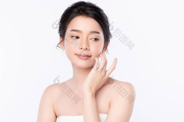 形象美丽的年轻亚洲女人洁净新鲜裸露的皮肤概念。 亚洲女孩美容美发面对<strong>肌肤护理</strong>与健康、面部<strong>护理</strong>、完美<strong>肌肤</strong>、自然妆容、白种人背景.