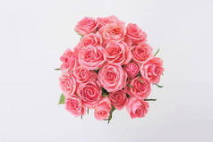 一束美丽的粉红色玫瑰,开满了花,背景洁白.一束花.