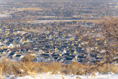 邻居们的景致，栖息在冬季白雪覆盖的丘陵地带