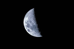 像从南半球看到的那样给新月形月亮上蜡.令人惊奇的是，月球粗糙的表面上布满了来自宇宙的陨石坑，使我们的卫星月球破碎，令人敬畏