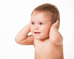 可爱的婴儿用手捂住耳朵.