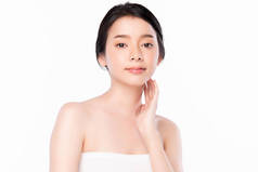 形象美丽的年轻亚洲女人洁净新鲜裸露的皮肤概念。 亚洲女孩美容美发面对肌肤护理与健康、面部护理、完美肌肤、自然妆容、白种人背景.
