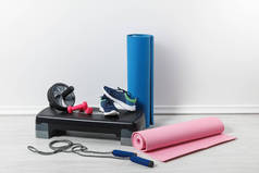 家中地板上的健身垫和运动用品