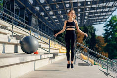 健身和生活方式的概念 — — 女人做户外运动。跳绳的女孩.