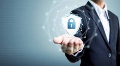 保护网络安全计算机与安全您的数据概念，业务人员手持屏蔽保护图标