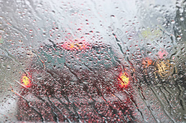 雨天和湿雪时从汽车挡风玻璃上看.糟糕的面容