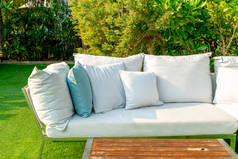 花园室外庭院椅子和桌子上舒适的枕头