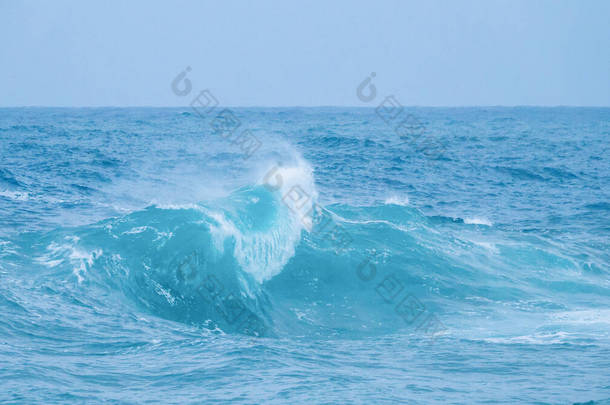 大浪在暴风雨的天气里冲击着大海的海岸线