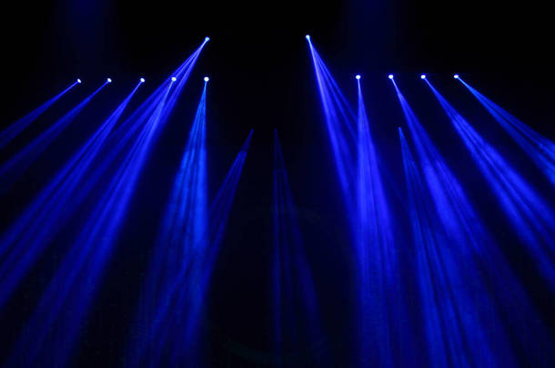 在音乐会及时装秀舞台坡道上，建筑灯光照射下黄色蓝光的表演
