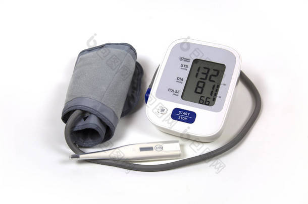 用电子温度计隔离在白色背景下的血压计。医药保健技术.