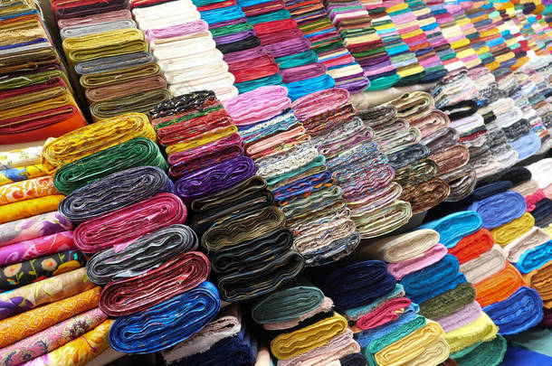 纺织成衣在本地商店发售