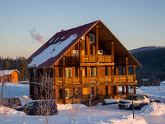 Gornaya Salanga滑雪胜地的高山式旅馆。太阳升起了美丽的晨光