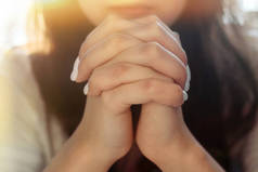 女人的手向上帝祈祷女人祈祷上帝祝福，希望有一个更好的生活。祈求宽恕，相信善良。基督教生活危机向上帝祈祷.