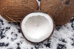 椰子切在椰子片的背景上.维生素水果。健康食品