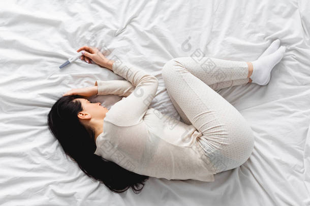接近妊娠期时躺在床上的抑郁妇女的头像测试结果为阴性