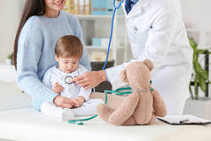 妇女与小婴儿访问儿科医生在诊所