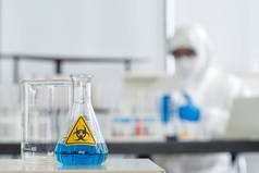 艾伦迈耶瓶在一个白色的试验台上装有蓝色液体化学品.