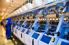 工业用织物生产线.一家纺织厂织毛衣