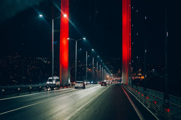 伊斯坦布尔博斯普鲁斯桥连接欧洲和亚洲<strong>两大</strong>洲夜间交通的第一人称抽象内景