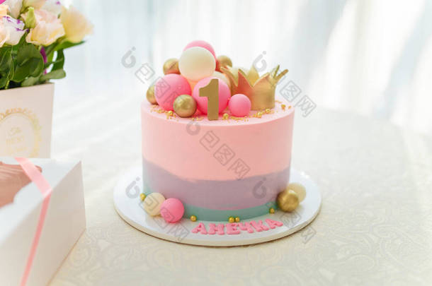 英式粉红蛋糕，有灌木，金冠和1号。一岁大的生日聚会。糖果吧，有花和礼物盒。登记- Anny.
