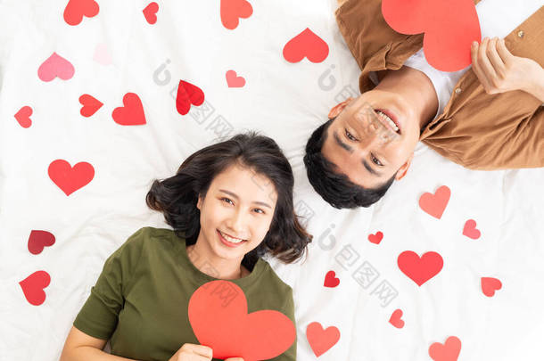 甜美可爱的夫妻头枕在地板上，红红的小红心的自画像